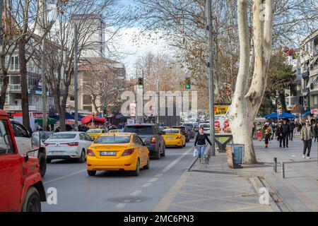 Istanbul, Türkei. 21. Januar 2023: Täglich an einem sonnigen Wintertag in der Bagdat Avenue in Kadikoy, Istanbul, Türkei am 21. Januar 2023. Die Bagdat Avenue ist eine der wichtigsten Hauptstraßen auf der anatolischen Seite von Istanbul. (Kreditbild: © Tolga Ildun/ZUMA Press Wire) NUR REDAKTIONELLE VERWENDUNG! Nicht für den kommerziellen GEBRAUCH! Kredit: ZUMA Press, Inc./Alamy Live News Stockfoto