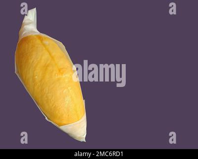 Ein goldgelbes, in weißes Papier eingewickeltes Durian-Fleisch, König der Früchte, natürliche Form und Form, weißer Hintergrund, isoliert, Kopierraum mit Ausschnitt Stockfoto
