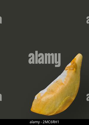 Nahaufnahme einer goldgelben Farbe von Durian Fleisch, süßer Geschmack, natürliche Form und Form, tropische Früchte der Saison, Obstkönig, Thailand, dunkler Hintergrund, Stockfoto