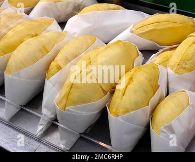Nahrolle goldgelbes Durian-Fleisch, verpackt in weißes Papier, verzehrfertig, zum Verkauf, süßer Geschmack, natürliche Form und Form, tropisches Meer Stockfoto
