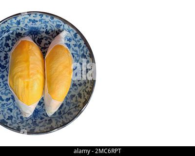 Zwei goldgelbe Fleischsorten von Durian, eingewickelt mit weißem Papier auf dem blauen antiken Teller, König der Früchte, natürliche Form und Form, isoliert, weiß Stockfoto
