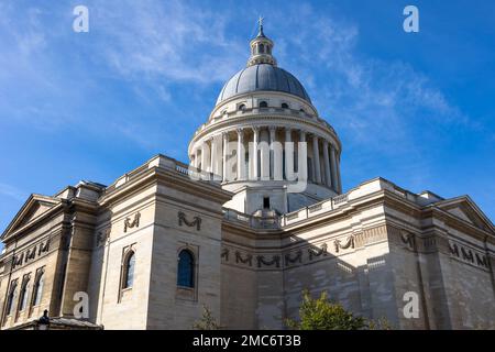 Pantheon-Gebäude in Paris, Frankreich, mit Fokus auf der französischen Flagge über blauem Himmel. Stockfoto