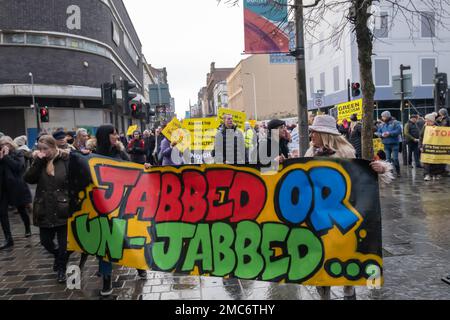 Glasgow, Schottland, Großbritannien. 21. Januar 2023. Anti-Vax-Demonstranten marschieren durch das Stadtzentrum zu einer Kundgebung an der Buchanan Street Treppe. Kredit: Skully/Alamy Live News Stockfoto