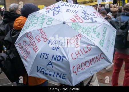 Glasgow, Schottland, Großbritannien. 21. Januar 2023. Anti-Vax-Demonstranten marschieren durch das Stadtzentrum zu einer Kundgebung an der Buchanan Street Treppe. Kredit: Skully/Alamy Live News Stockfoto