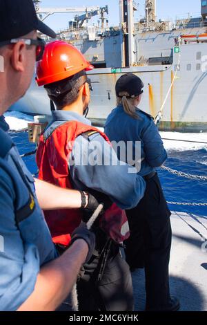 220626-O-QR492-1004-CA PAZIFIK (26. Juni 2022) Royal Canadian Navy Fregatte HMCS Vancouver (FFH 331) führt auf dem Weg nach Hawaii für das Trockenfracht- und Munitionsschiff der Lewis- und Clark-Klasse USNS Washington Chambers (T-AKE 11) auf dem Weg nach Hawaii für Rim of the Pacific (RIMPAC) 2022 eine Wiederauffüllung auf See durch. 26 Nationen, 38 Schiffe, vier U-Boote, mehr als 170 Flugzeuge und 25.000 Mitarbeiter nehmen vom 29. Juni bis zum 4. August auf den hawaiianischen Inseln und in Südkalifornien an der RIMPAC Teil. RIMPAC ist die weltweit größte internationale Seefahrt-Übung und bietet eine einzigartige Ausbildungsmöglichkeit Stockfoto