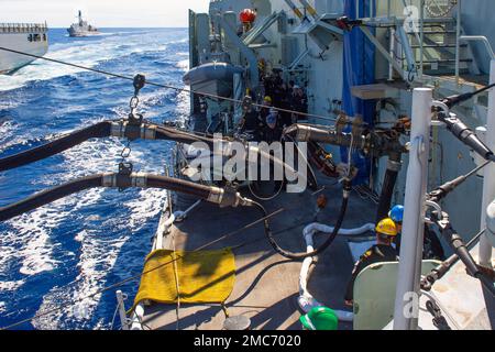 220626-O-QR492-1003-CA PAZIFIK (26. Juni 2022) die königliche kanadische Fregatte HMCS Vancouver (FFH 331) führte die erste Replenishment-at-Sea des Teams mit dem Trockenfracht- und Munitionsschiff USNS Washington Chambers der Lewis- und Clark-Klasse (T-AKE 11) auf dem Weg nach Hawaii für die Übung Rim of the Pacific (RIMPAC) 2022 durch. Entwicklungen wie diese zeigen nicht nur das Fachwissen und die Professionalität unseres Teams, sondern zeigen auch die Bedeutung der kanadischen Verbündeten und Partnerschaften. Sechsundzwanzig Nationen, 38 Schiffe, vier U-Boote, mehr als 170 Flugzeuge und 25.000 Mitarbeiter sind beteiligt Stockfoto