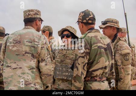 Etwa 80 Soldaten der Idaho Army National Guard im 1. Bataillon des 148. Artillerie-Regiments sowie Pendants aus mehreren Bundesstaaten, darunter Kalifornien, Oregon, Texas, Utah und Wisconsin, trainieren als Teil des African Lion ’22 für die Royal Marokcan Army in der nördlichen Sahara. Das Idaho-Bataillon aus dem 116. Kavallerie-Brigaden-Kampfteam mit Hauptsitz in Pocatello verließ die Vereinigten Staaten am 18. Juni für die zweiwöchige Übung im Ausland mit dem internationalen Partner. Die Soldaten Idahos verbrachten die erste Woche damit, sich auf den kombinierten Mehrwaffenverband vorzubereiten Stockfoto