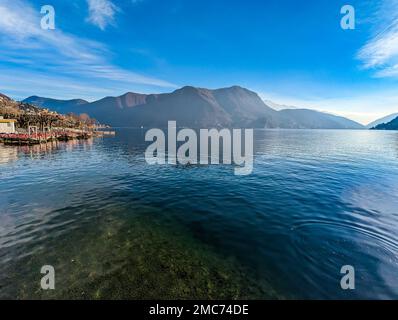 Lugano, Schweiz. Atemberaubender Blick auf die Schweizer Stadt, umgeben von See und Bergen. Stockfoto