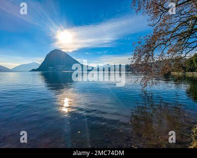 Lugano, Schweiz. Atemberaubender Blick auf die Schweizer Stadt, umgeben von See und Bergen. Stockfoto