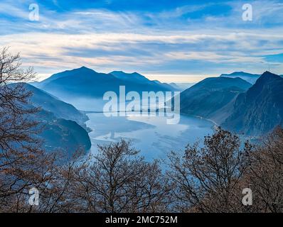 Lugano, Schweiz. Atemberaubender Blick auf die Schweizer Stadt, umgeben von See und Bergen. Stockfoto