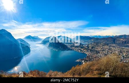 Lugano, Schweiz. Atemberaubender Blick auf die Schweizer Stadt, umgeben von See und Bergen. Stockfoto