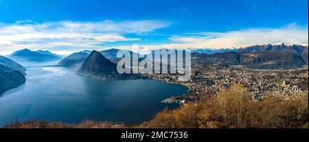 Lugano, Schweiz. Atemberaubender Blick auf die Schweizer Stadt, umgeben von See und Bergen. Stockfoto