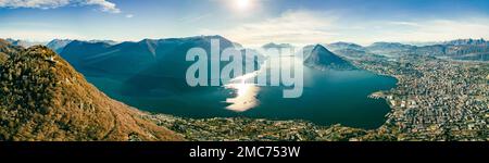 Lugano, Schweiz. Atemberaubender Blick auf die Schweizer Stadt, umgeben von See und Bergen. Stockfoto