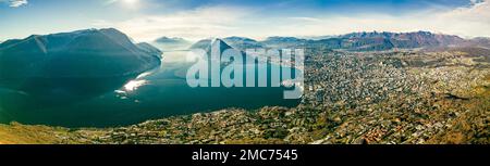 Lugano, Schweiz. Atemberaubender Blick auf die Schweizer Stadt, umgeben von See und Bergen. Stockfoto