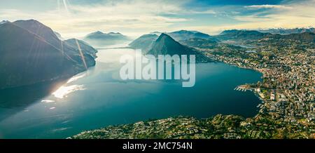 Lugano, Schweiz. Atemberaubender Blick auf die Schweizer Stadt, umgeben von See und Bergen. Stockfoto