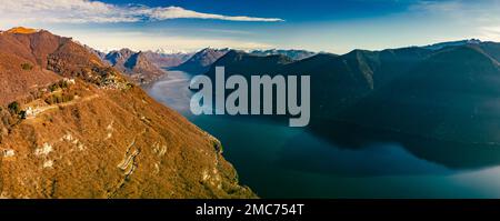 Lugano, Schweiz. Atemberaubender Blick auf die Schweizer Stadt, umgeben von See und Bergen. Stockfoto