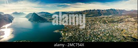 Lugano, Schweiz. Atemberaubender Blick auf die Schweizer Stadt, umgeben von See und Bergen. Stockfoto