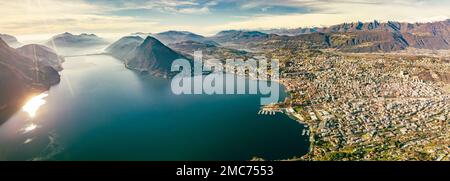 Lugano, Schweiz. Atemberaubender Blick auf die Schweizer Stadt, umgeben von See und Bergen. Stockfoto