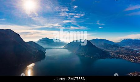 Lugano, Schweiz. Atemberaubender Blick auf die Schweizer Stadt, umgeben von See und Bergen. Stockfoto