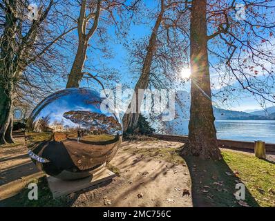 Lugano, Schweiz. Atemberaubender Blick auf die Schweizer Stadt, umgeben von See und Bergen. Stockfoto