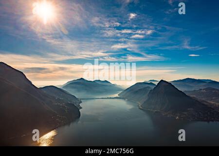 Lugano, Schweiz. Atemberaubender Blick auf die Schweizer Stadt, umgeben von See und Bergen. Stockfoto