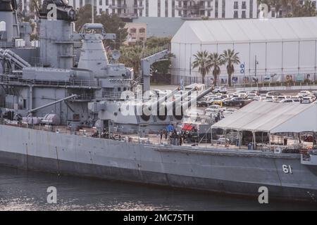 USS Iowa ist ein stillgelegtes Schlachtschiff, das zum Museum umgebaut wurde und dauerhaft an Liegeplatz 87, Hafen von Los Angeles, untergebracht ist. Sie sah Action in WW2 und Korea Stockfoto