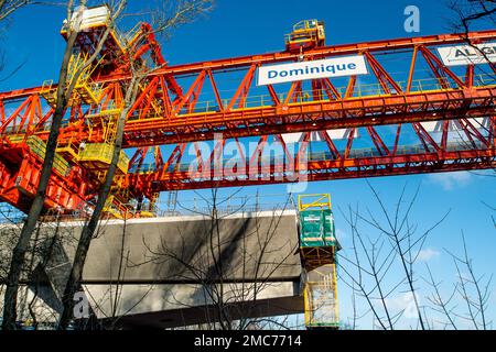 Denham, Großbritannien. 21. Januar 2023. Der HS2 High Speed Rail 2 Colne Valley Viadukt wird derzeit gebaut. Die Brücke überquert nun die A412 London Oribtal Road in Denham, und in dieser Woche wurde ein Meilenstein von 500 Metern erreicht. Dominque, eine riesige, 160m mm lange, orangefarbene, 700 Tonnen schwere Brückenbaumaschine, die als Trägerbalken bezeichnet wird, windet vorgegossene Betonteile auf 56 Pier-Segmente. Der Colne Valley Viaduct wird die längste Eisenbahnbrücke in Großbritannien sein, sobald er fertig gestellt ist. Kredit: Maureen McLean/Alamy Live News Stockfoto