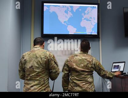 Eine Gruppe von Flugunterstützungspersonal analysiert Flugdaten am Luftwaffenstützpunkt Muniz in Carolina, Puerto Rico, zur Unterstützung der Operation Noble Defender (OND) des North American Aerospace Defense Command (NORAD) vom 26. Juni 2022. Als Teil des wiederkehrenden OND-Betriebs, der kontinentalen USA Die NORAD-Region (CONR) koordinierte und führte gemeinsame Operationen mit den USA durch Navy, während sie gleichzeitig Jets von verschiedenen Orten an der Golfküste der Vereinigten Staaten und Puerto Rico abfeuern. ANT ist eine integrierte Luft- und Raketenabwehr, die die Verteidigung und Sicherheit des n gewährleisten soll Stockfoto