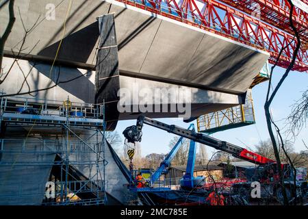 Denham, Großbritannien. 21. Januar 2023. Der HS2 High Speed Rail 2 Colne Valley Viadukt wird derzeit gebaut. Die Brücke überquert nun die A412 London Oribtal Road in Denham, und in dieser Woche wurde ein Meilenstein von 500 Metern erreicht. Dominque, eine riesige, 160m mm lange, orangefarbene, 700 Tonnen schwere Brückenbaumaschine, die als Trägerbalken bezeichnet wird, windet vorgegossene Betonteile auf 56 Pier-Segmente. Der Colne Valley Viaduct wird die längste Eisenbahnbrücke in Großbritannien sein, sobald er fertig gestellt ist. Kredit: Maureen McLean/Alamy Live News Stockfoto