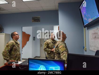 Eine Gruppe von Flugunterstützungspersonal analysiert Flugdaten am Luftwaffenstützpunkt Muniz in Carolina, Puerto Rico, zur Unterstützung der Operation Noble Defender (OND) des North American Aerospace Defense Command (NORAD) vom 26. Juni 2022. Als Teil des wiederkehrenden OND-Betriebs, der kontinentalen USA Die NORAD-Region (CONR) koordinierte und führte gemeinsame Operationen mit den USA durch Navy, während sie gleichzeitig Jets von verschiedenen Orten an der Golfküste der Vereinigten Staaten und Puerto Rico abfeuern. ANT ist eine integrierte Luft- und Raketenabwehr, die die Verteidigung und Sicherheit des n gewährleisten soll Stockfoto