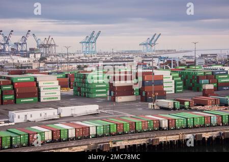 Der Hafen von Los Angeles ist der belebteste Containerhafen in Nordamerika und hat seinen Rang als Nummer eins seit mehr als zwei Jahrzehnten mit Rekordvolumen beibehalten Stockfoto