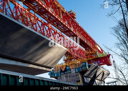 Denham, Großbritannien. 21. Januar 2023. Der HS2 High Speed Rail 2 Colne Valley Viadukt wird derzeit gebaut. Die Brücke überquert nun die A412 London Oribtal Road in Denham, und in dieser Woche wurde ein Meilenstein von 500 Metern erreicht. Dominque, eine riesige, 160m mm lange, orangefarbene, 700 Tonnen schwere Brückenbaumaschine, die als Trägerbalken bezeichnet wird, windet vorgegossene Betonteile auf 56 Pier-Segmente. Der Colne Valley Viaduct wird die längste Eisenbahnbrücke in Großbritannien sein, sobald er fertig gestellt ist. Kredit: Maureen McLean/Alamy Live News Stockfoto