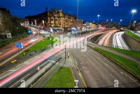 Nächtliches Pihotogramm von Charing Cross Junction in Glasgow, Schottland, aufgenommen zur abendlichen Hauptverkehrszeit. Stockfoto