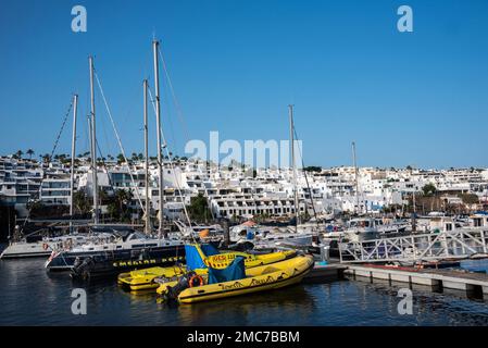 Boote und Rettungsboote im Hafen, Puerto del Carmen, Lanzarote, Kanarische Inseln, Spanien Stockfoto