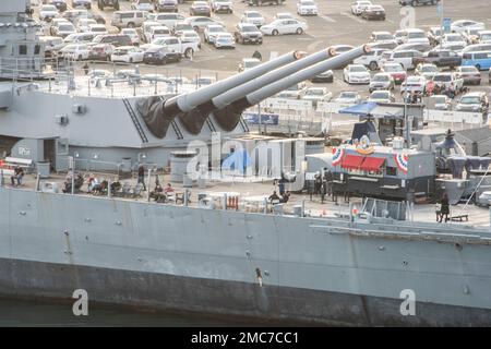 USS Iowa ist ein stillgelegtes Schlachtschiff, das zum Museum umgebaut wurde und dauerhaft an Liegeplatz 87, Hafen von Los Angeles, untergebracht ist. Sie sah Action in WW2 und Korea Stockfoto