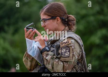 Kadetten vom 6. Regiment begeben sich während des Cadet Summer Training (CST) in Fort Knox, Ky., 26. Juni 2022 zur Landnavigation. Für die Landnavigation mussten die Kadetten eine Karte und einen Kompass verwenden, um mindestens 3 von 4 Punkten in einem Gebiet zu finden. Kadetten, die alle 4 Punkte gefunden haben, die ihnen während der morgendlichen Landfahrt zugeteilt wurden, könnten einen Schritt näher an ihrem RECONDO-Abzeichen sein. | Foto von Nathan Abbott, CST Public Affairs Office. Stockfoto