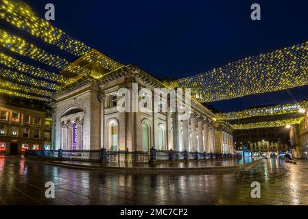 Weihnachtliche Lichter in der Galerie der Modenr-Kunst in Glasgow, Schottland. Stockfoto