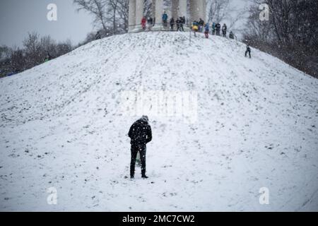 München, Deutschland. 21. Januar 2023. Familien genießen den Tag und gehen am 21. Januar 2023 im Englischen Garten in München Schlittenfahren. (Foto: Alexander Pohl/Sipa USA) Guthaben: SIPA USA/Alamy Live News Stockfoto