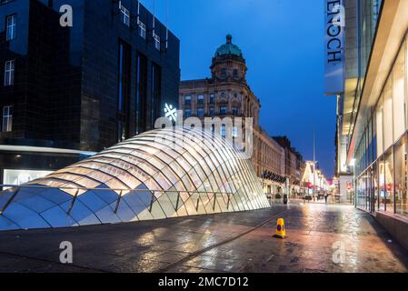 Nachtbild mit dem Glasdach Eingang zum St. Enoch Square, Glasgow, Schottland. Stockfoto