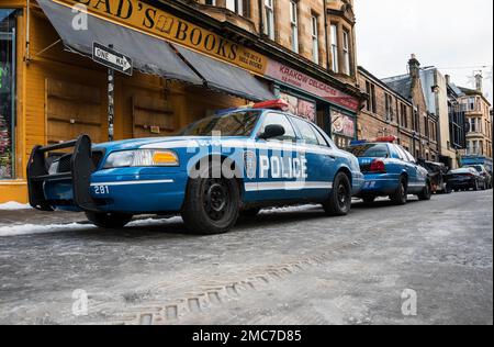 Polizeiauto parkt in der Straße in Gotham City, Filmset in Glasgow für Batgirl-Film. Stockfoto