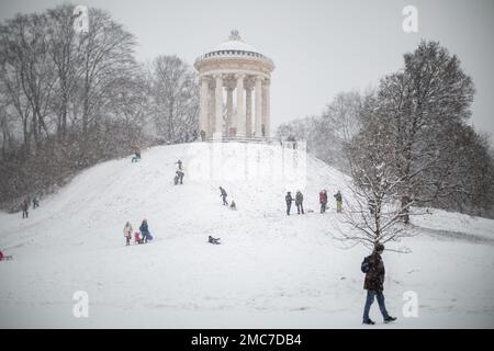 München, Deutschland. 21. Januar 2023. Familien genießen den Tag und gehen am 21. Januar 2023 im Englischen Garten in München Schlittenfahren. (Foto: Alexander Pohl/Sipa USA) Guthaben: SIPA USA/Alamy Live News Stockfoto