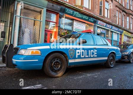 Polizeiauto parkt in der Straße in Gotham City, Filmset in Glasgow für Batgirl-Film. Stockfoto