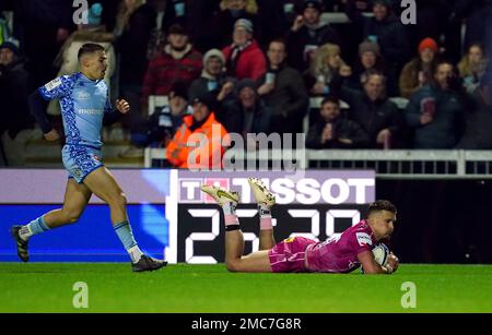 Der erste Versuch der Exeter Chiefs Henry Slade beim Heineken Champions Cup in Sandy Park, Exeter, gewinnt seine Seite. Foto: Samstag, 21. Januar 2023. Stockfoto