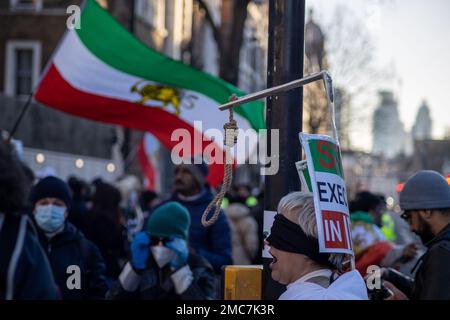 London, Vereinigtes Königreich - 21. Januar 2023: Nach der Hinrichtung von Alireza Akbari, einem iranisch-britischen Staatsbürger, versammelten sich Demonstranten gegen das Regime und Menschenrechtsaktivisten in der outside10 Downing Street, um gegen die Hinrichtung im Iran zu protestieren und auch das islamische Regime anzuprangern. Kredit: Sinai Noor/Alamy Live News/Shutterstock - NUR redaktionelle Verwendung. Stockfoto