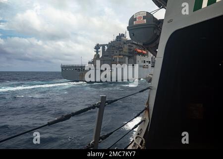 OSTCHINESISCHES MEER (26. Juni 2022) der Arleigh-Burke-Class-Guided-Missile Destroyer USS Dewey (DDG 105) nähert sich dem Trockenfrachtschiff USNS Cesar Chavez (T-AKE-14) der Lewis- und Clark-Klasse, um eine Wiederauffüllung auf See durchzuführen. Dewey ist dem Kommandeur, der Task Force 71/Destroyer Squadron (DESRON) 15, der größten nach vorn eingesetzten DESRON der Marine und der Hauptstreitkräfte der US-7.-Flotte zugewiesen. Stockfoto