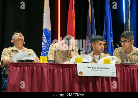 Das Marinekorps-JROTC-Team der Ardrey Kell High School ist frustriert, nachdem es während des JROTC All-Service Academic Bowl am 26. Juni eine Frage falsch beantwortet hat. Die besten Teams aus jedem Dienst – Navy, Air Force, Army und Marines – traten in Washington D.C. gegeneinander an Juni 24-27 beim Junior Academic Bowl (JLAB). Dieser Wettbewerb hat das im Laufe des Jahres in JROTC erworbene akademische Wissen und die dort erworbenen Fähigkeiten unter Beweis gestellt. | Sarah Windmueller, USA Militärkadett-Kommando Öffentliche Angelegenheiten Stockfoto