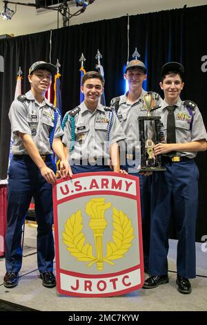 (Von links nach rechts) Lake Braddock Secondary School Army JROTC Cadets Keaman Chang, Thomas Dawson und Antonio LaNave nahmen am 26. Juni den ersten Platz im Army Academic Bowl ein. Ihr Team repräsentierte später am Abend beim All-Service Academic Bowl die Armee JROTC. Hunderte von JROTC-Kadetten, die alle Dienste repräsentieren, trafen sich in Washington D.C. Juni 24-27 für den Junior Academic Bowl (JLAB). Dieser Wettbewerb hat das im Laufe des Jahres in JROTC erworbene akademische Wissen und die dort erworbenen Fähigkeiten unter Beweis gestellt. | Sarah Windmueller, USA Militärkadett-Kommando Öffentliche Angelegenheiten Stockfoto