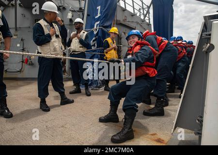 OSTCHINESISCHES MEER (26. Juni 2022) Seeleute heften eine Leine an Bord der Arleigh-Burke-Klasse-Guided-Missile Destroyer USS Dewey (DDG 105) während einer Wiederauffüllung auf See mit dem Trockenfrachtschiff USNS Cesar Chavez der Lewis- und Clark-Klasse (T-AKE-14). Dewey ist dem Kommandeur, der Task Force 71/Destroyer Squadron (DESRON) 15, der größten nach vorn eingesetzten DESRON der Marine und der Hauptstreitkräfte der US-7.-Flotte zugewiesen. Stockfoto