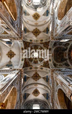 Sevilla, Spanien - 7. Dezember 2021: Im Inneren des Real Parroquia de Santa Maria Magdalena von Sevilla. Stockfoto