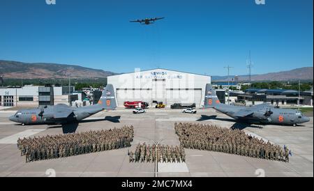 Aircraft vom 152. Airlift Wing, Nevada Air National Guard, posieren für ein Flügelfoto während ihrer Uniform Training Assembly (UTA) im Juni auf der Fluglinie an der Nevada Air National Guard Base, Reno, Nevada, 26. Juni 2022. Mehr als 950 Airmen repräsentierten alle Gruppen, einschließlich der Airlift Wing Staff, Mission Support Group, Medical Group, Operations Group und Maintenance Group. Das Foto wurde auch mit einem Flug über eines der C-130H-Flugzeuge von Hercules begleitet, die sich zu dieser Zeit auf einer Ausbildungsmission befanden. Stockfoto